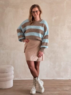 MARIEKE IS 1,63M EN DRAAGT MAAT S/M.